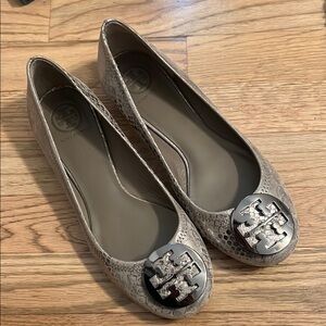 NEVER WORN Tory Burch Gray Flats with Metallic Medallion